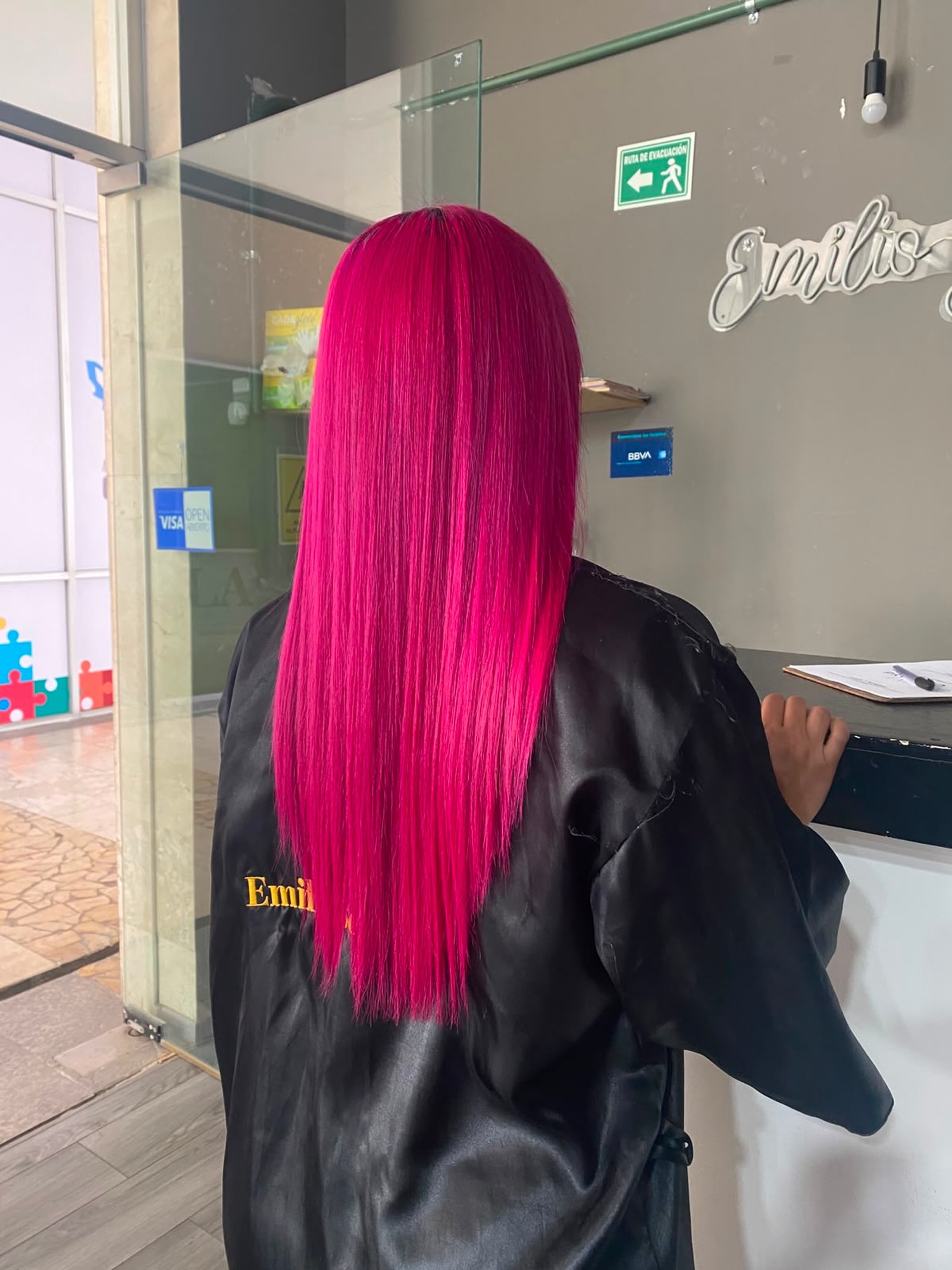 Trabajo de color rosa realizado en Emilio Beauty, fotografiado dentro del salón