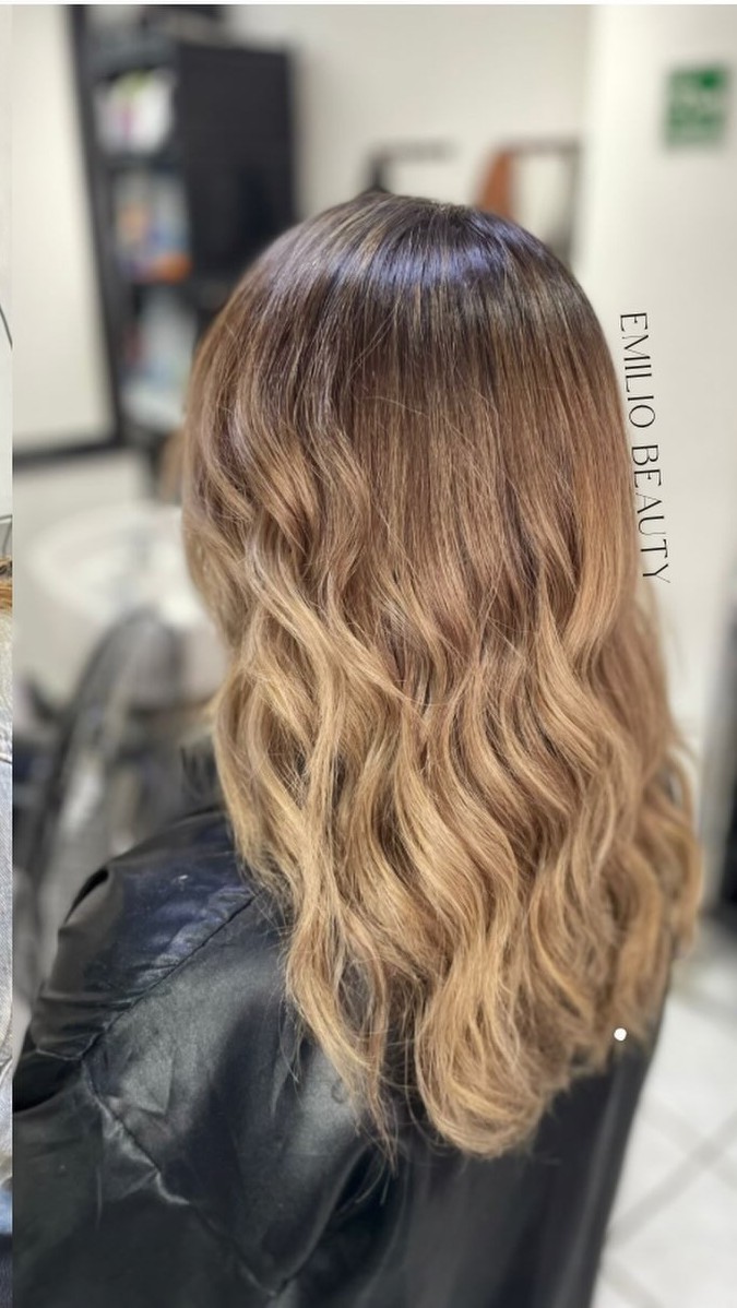 Después: balayage cálido de la misma clienta