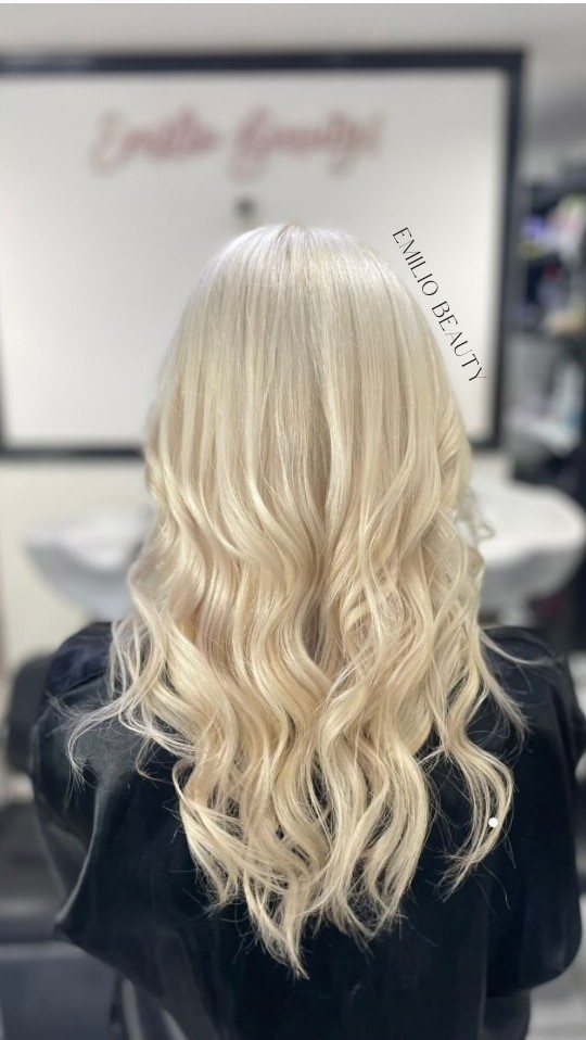 Resultado real de cabello rubio platinado con ondas realizado por Emilio Beauty